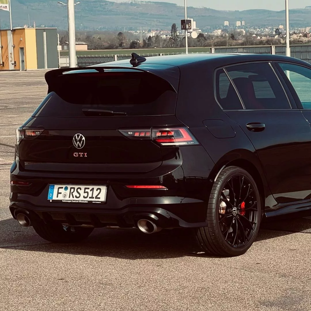 VW Golf 8 GTI Clubsport in Schwarz, Rückansicht, Akrapovic-Auspuffanlage mieten.
