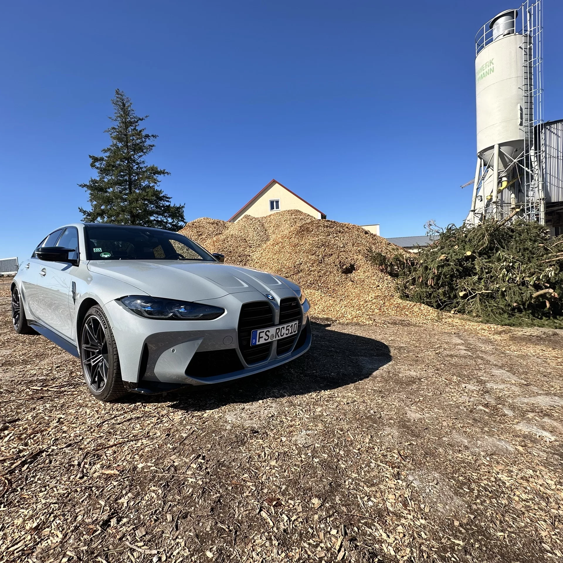 BMW M3 Competition X-Drive in Silber von der Seite mieten.