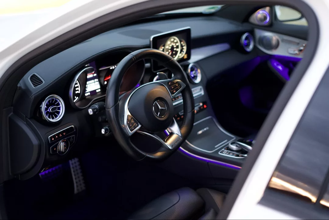 Mercedes C63 AMG Innenraum mit Ambientebeleuchtung mieten