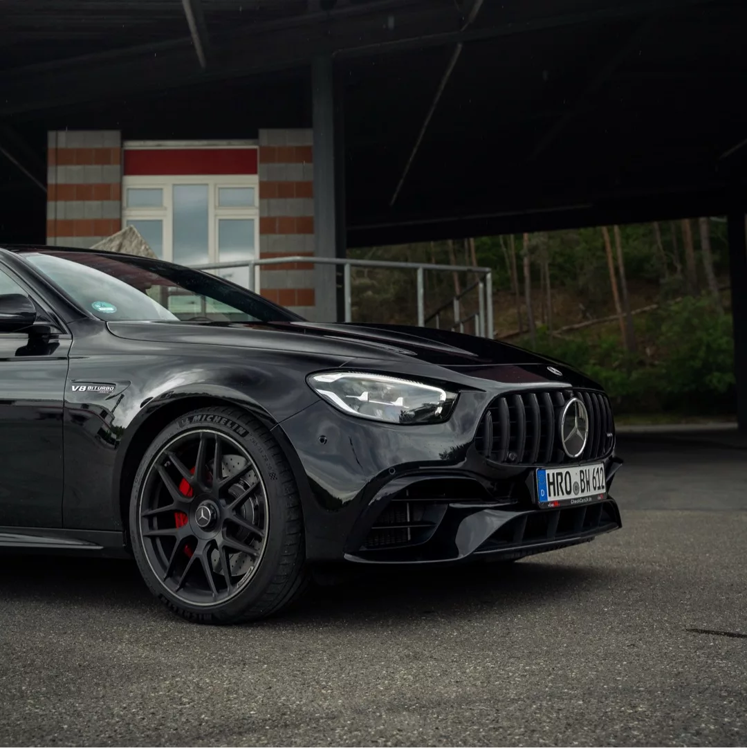 Mercedes AMG E63s in Schwarz, Frontansicht mit Felgen, mieten