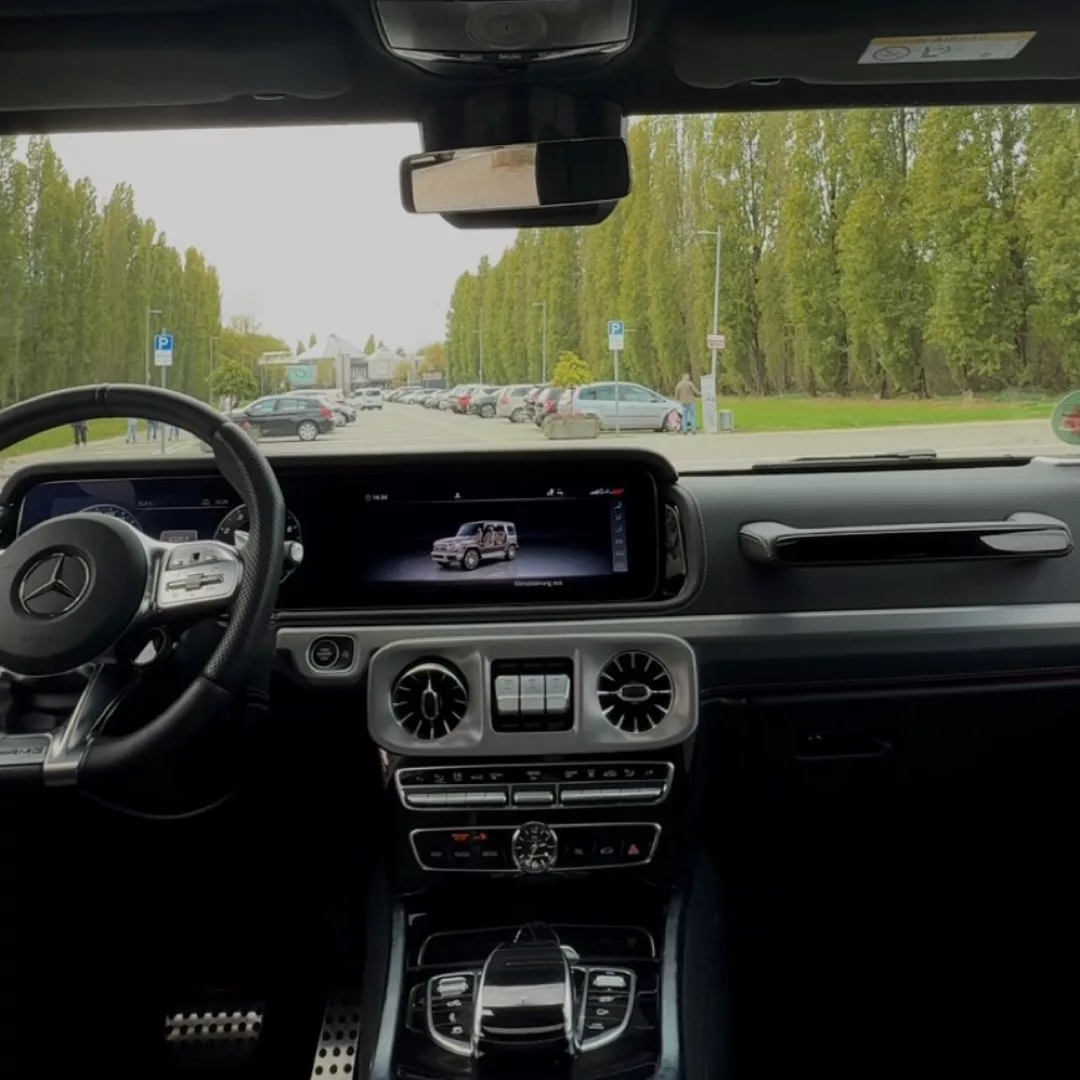 Mercedes AMG G 63 2024 Innenraum mit Displayansicht mieten