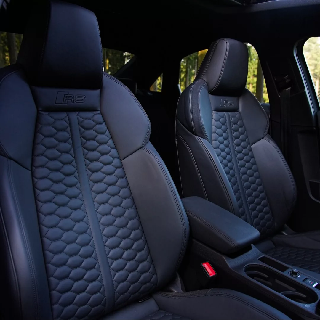 Audi RS3 Innenraum mit schwarzen Ledersitzen mieten