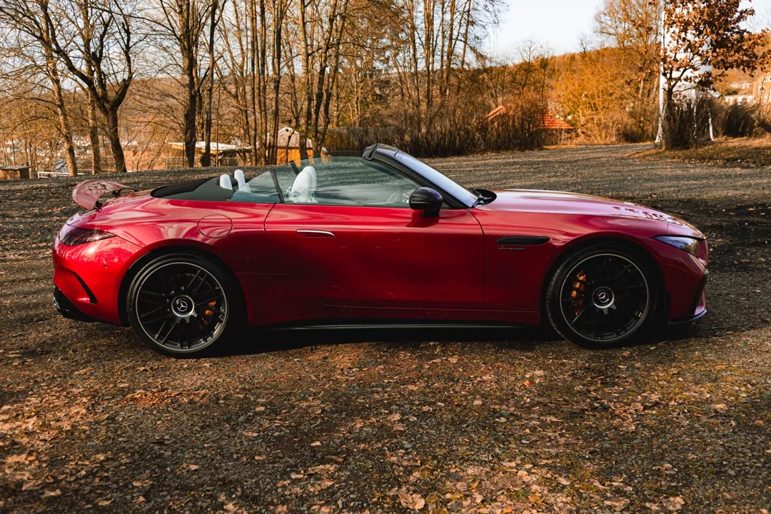 Mercedes SL 63 AMG in Rot von der Seite mieten