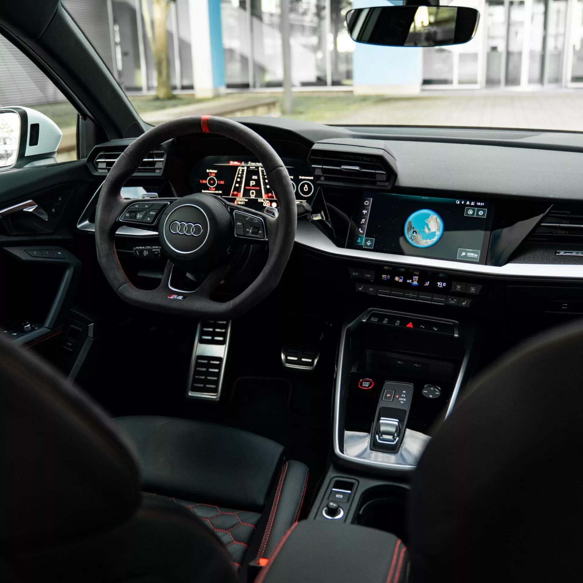 Audi RS3 Limousine Innenraum mit Sportlenkrad mieten