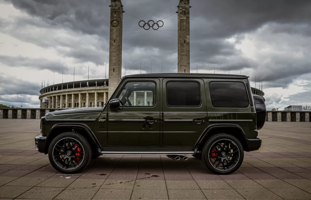 Mercedes-Benz G63 AMG in Olivgrün von der Seite mieten.