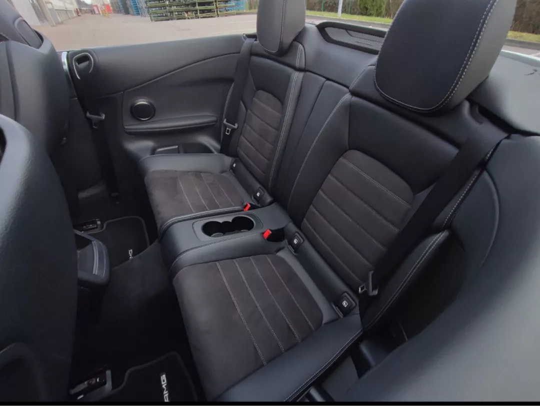 Mercedes C180 Cabrio AMG-Line Innenraum Rücksitze mieten.