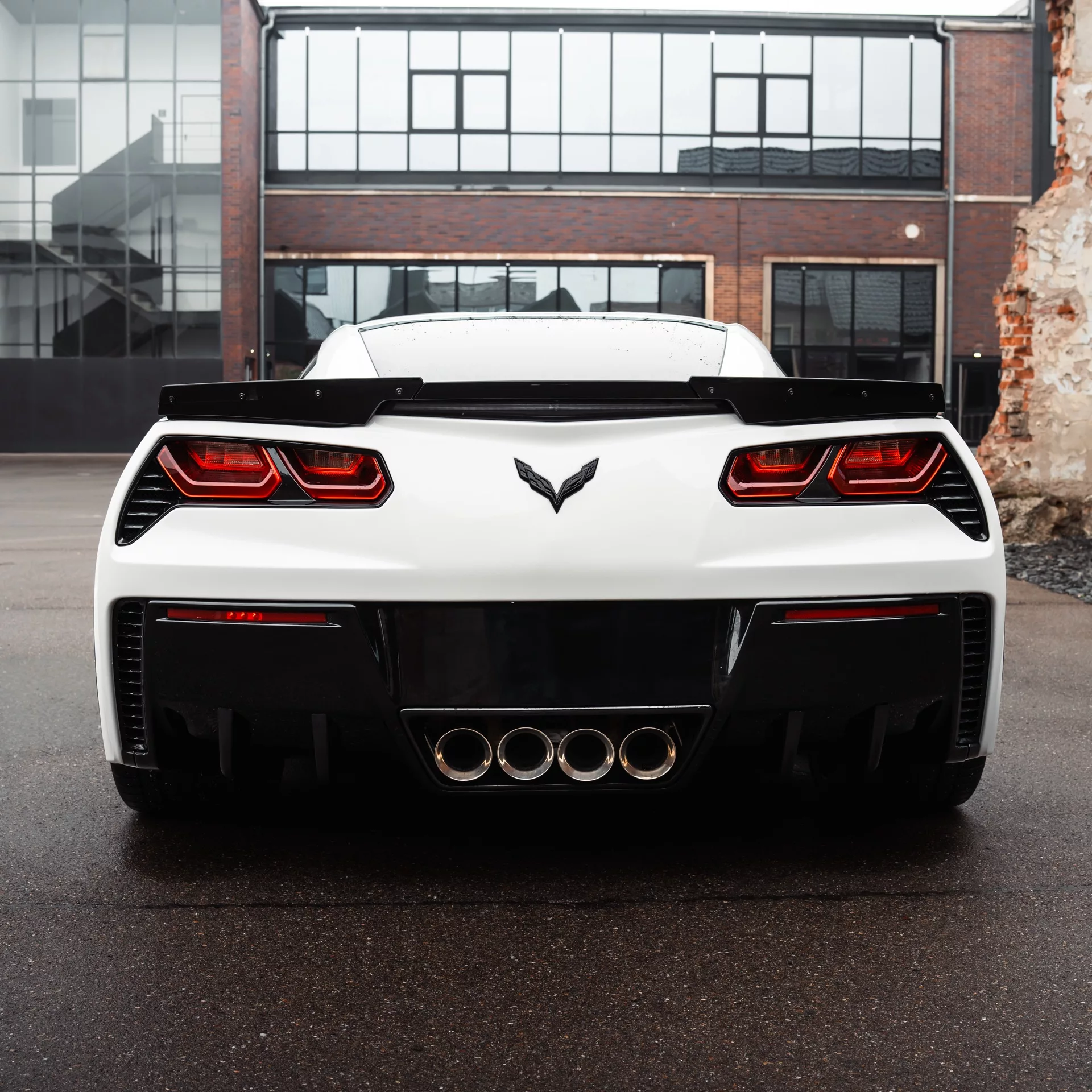Corvette C7 Grand Sport ZR1 in Weiß von hinten mieten