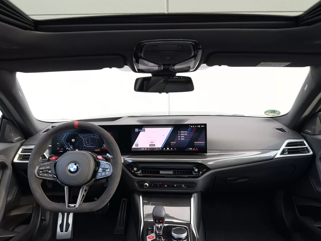 BMW M2 Coupe Innenraum mit Cockpitansicht mieten
