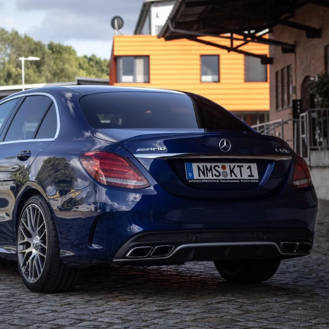 Mercedes Benz C63s AMG in Blau von hinten mieten