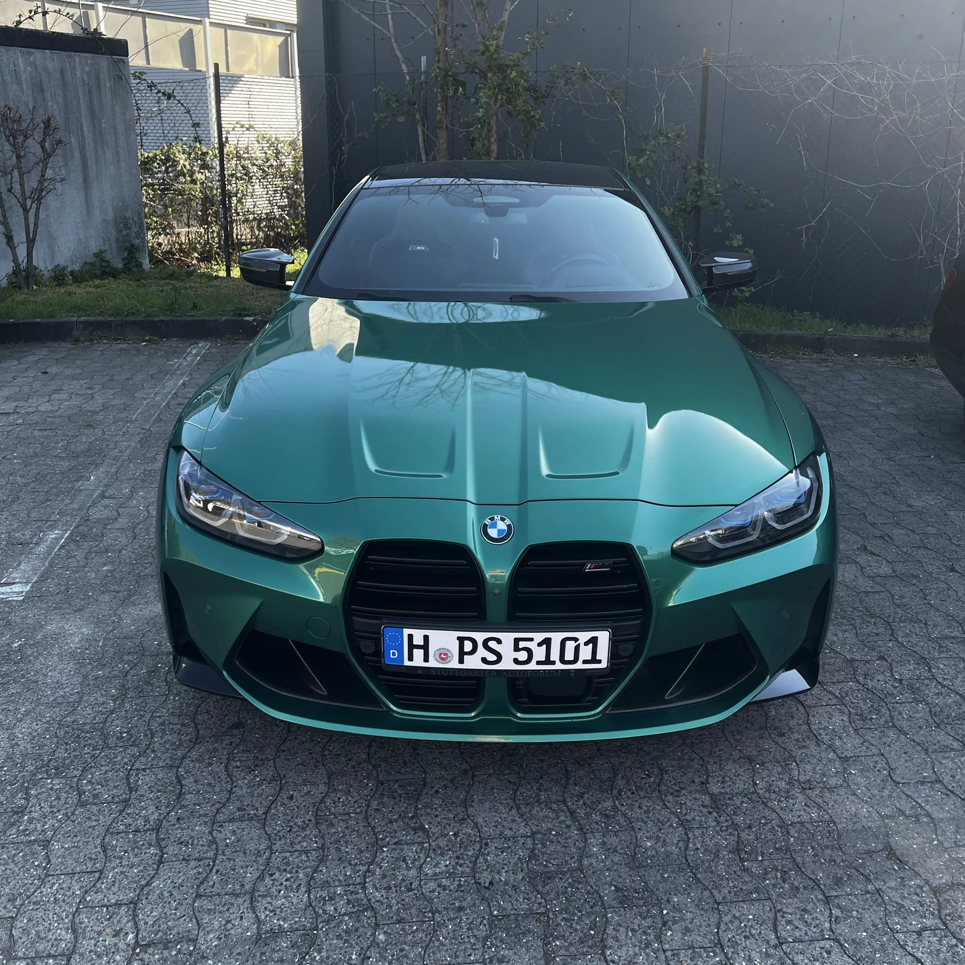 BMW M4 Competition in Grün mieten - Frontansicht.