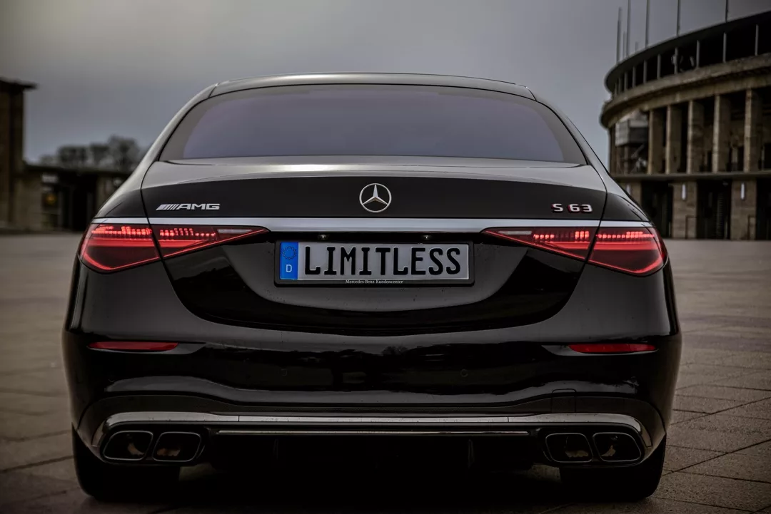Mercedes-Benz S63 AMG 2025 in Schwarz Heckansicht im Freien mieten.