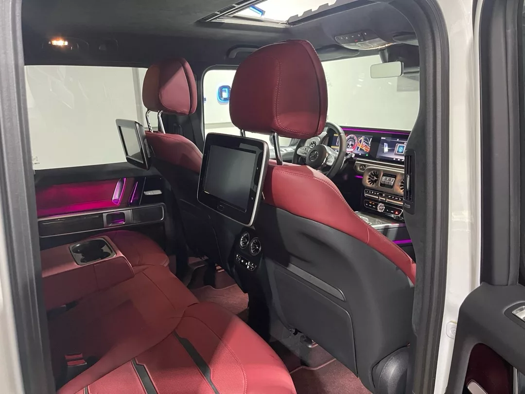 Mercedes Benz G63 AMG Innenraum mit roten Ledersitzen mieten