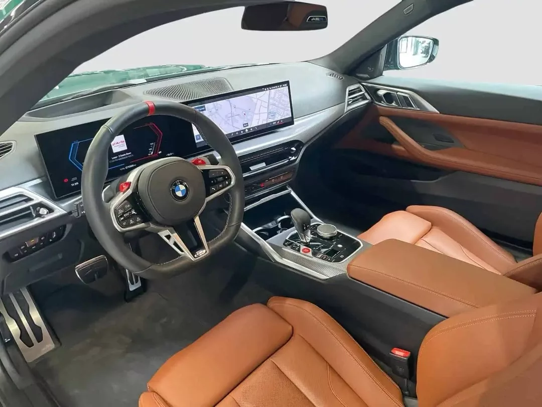 BMW M4 Competition xDrive Cockpit mit braunen Ledersitzen mieten.