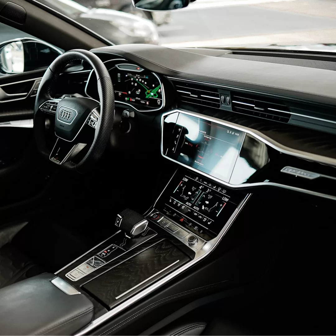 Audi RS7 Innenraum mit modernem Cockpit mieten