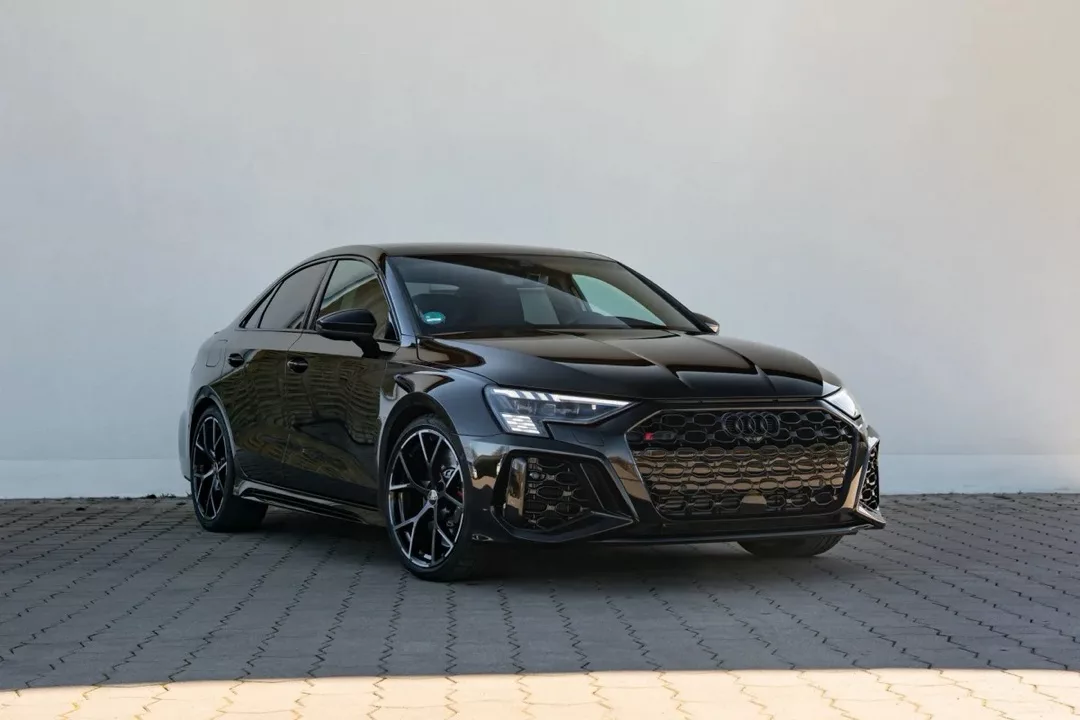 AUDI RS3 Limousine in Schwarz mieten - Frontansicht