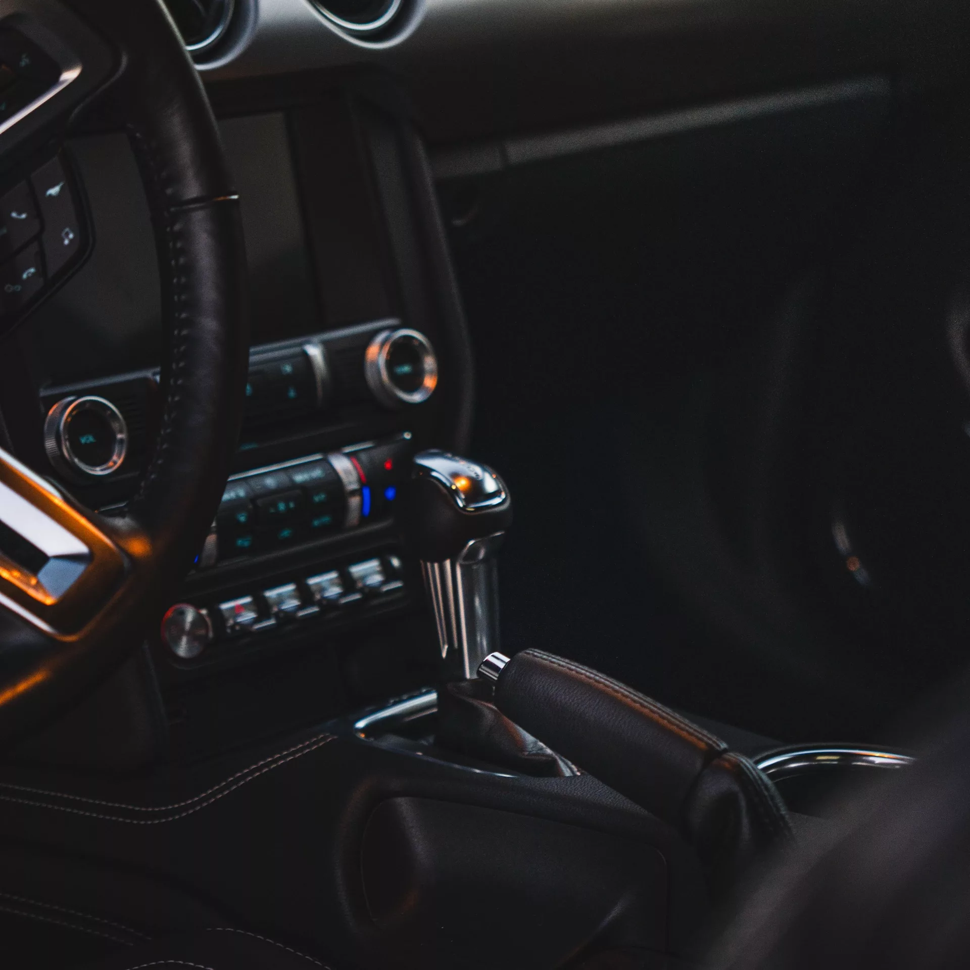 Ford Mustang GT 5.0 V8 Innenraum mit Schaltknauf mieten