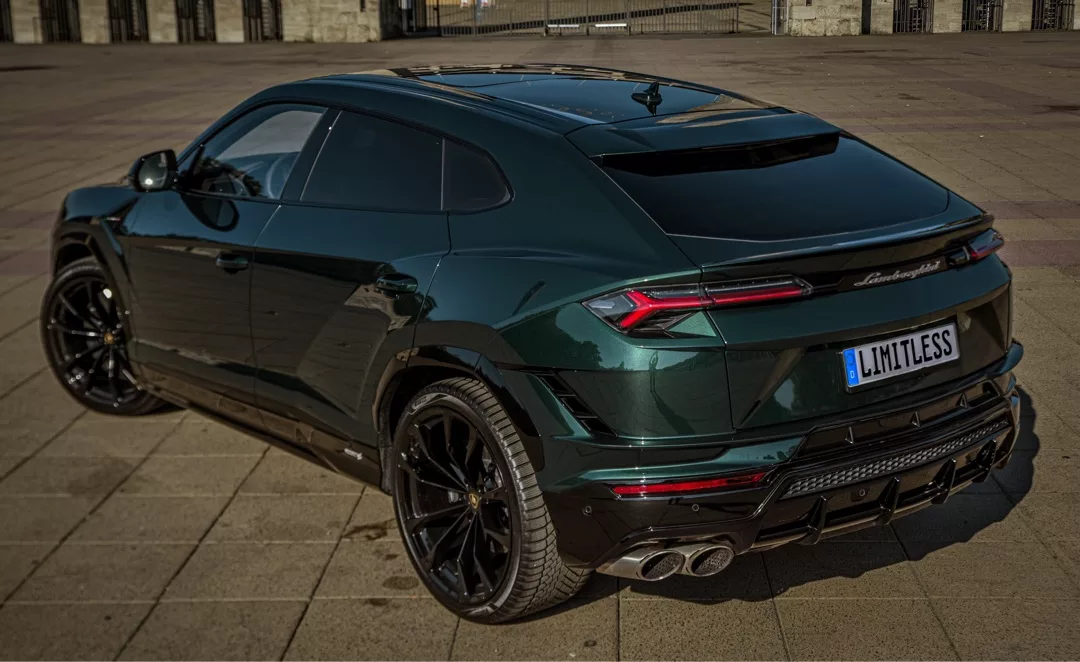 Lamborghini Urus S in Grün von hinten mieten
