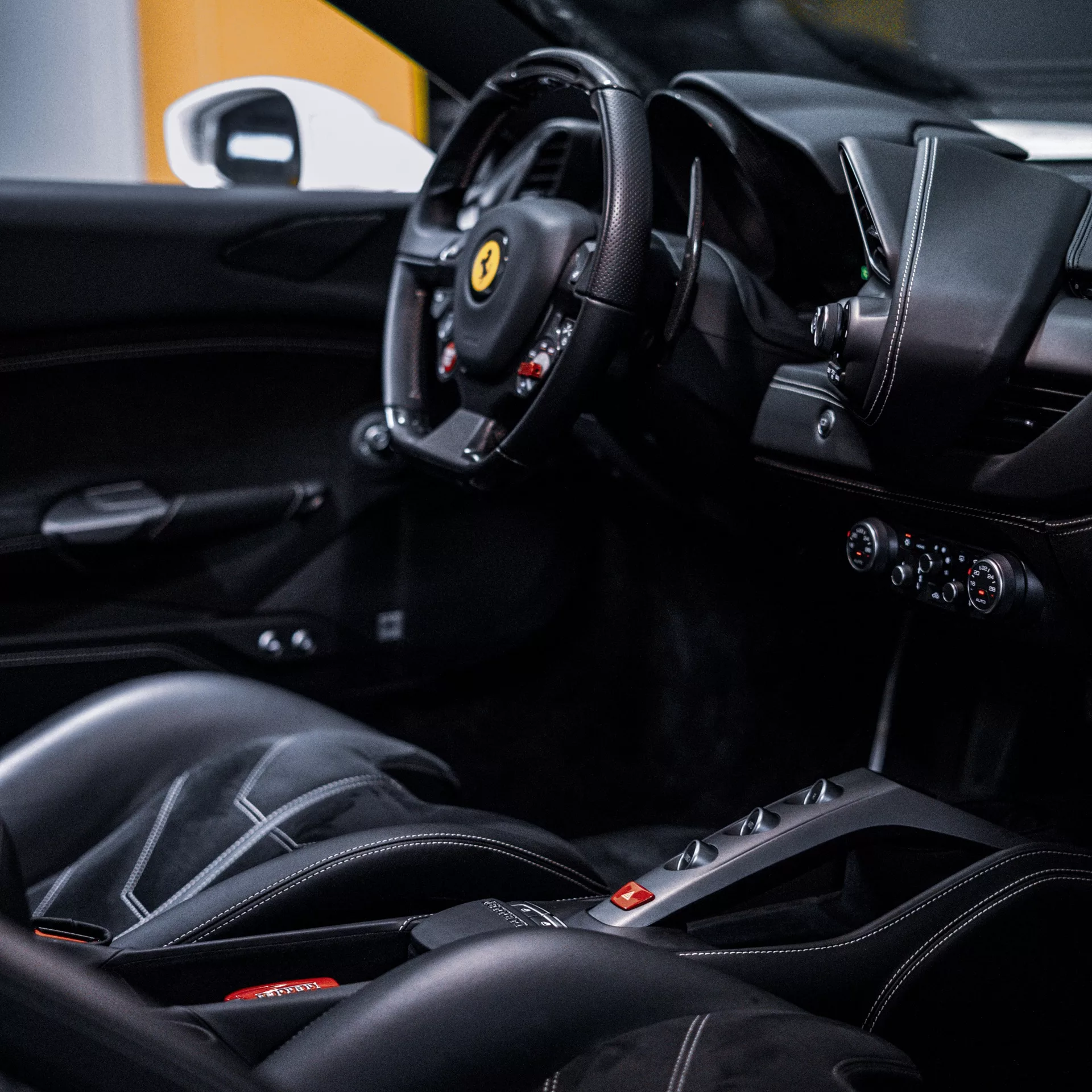 Ferrari 488 GTB Innenraum mit Ledersitzen mieten