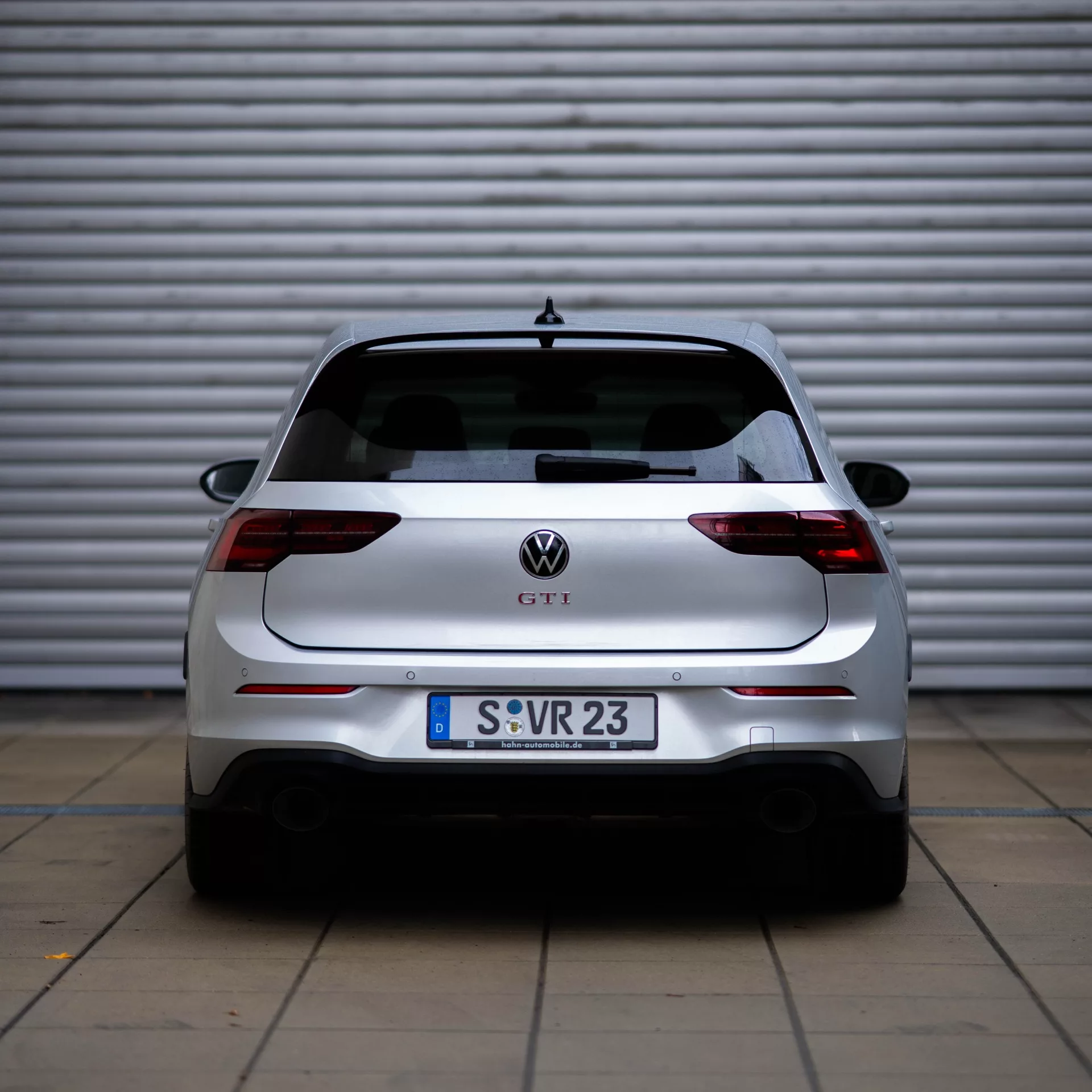 Golf GTi Clubsport Performance Paket in Silber von hinten mieten.