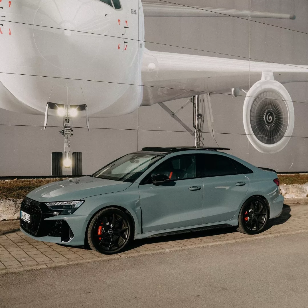 Audi RS3 Facelift in Grau von der Seite mieten