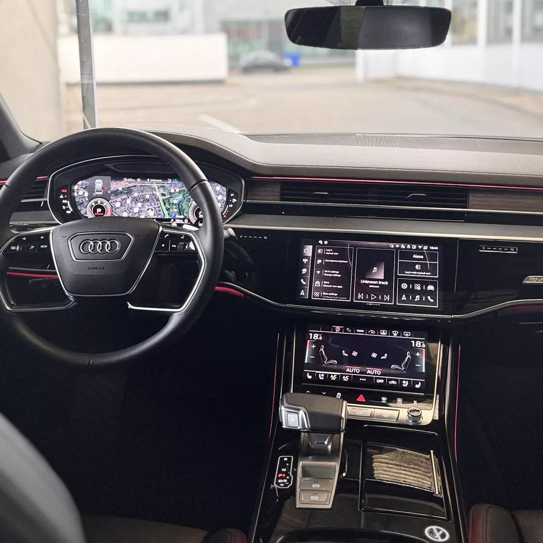 Audi A8L 50 TDI Quattro Innenraum mit Touchscreen-Displays mieten