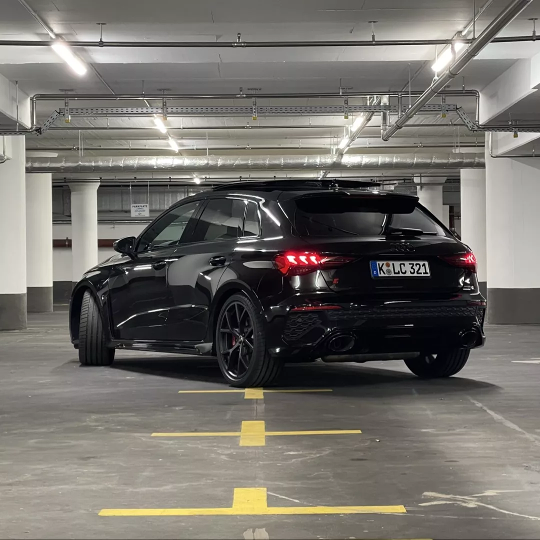 Audi RS3 Sportback in Schwarz von hinten mieten