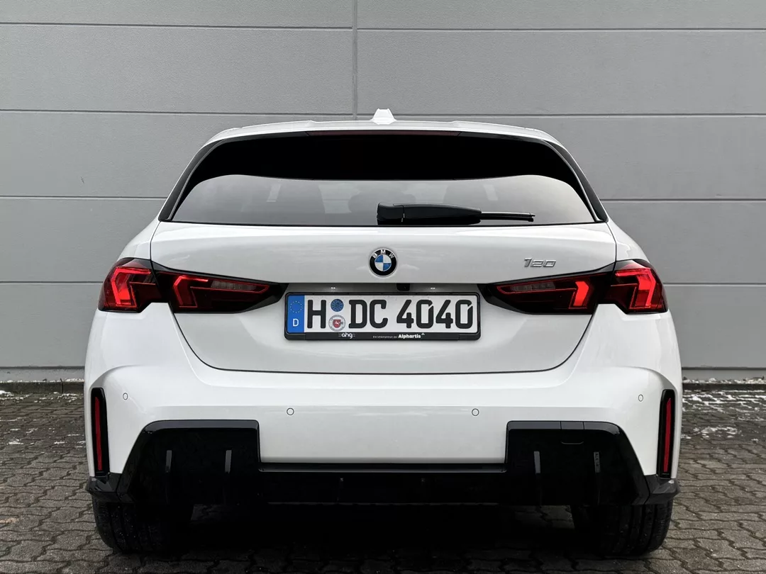 BMW 1er 120 M Sport in Weiß von hinten mieten