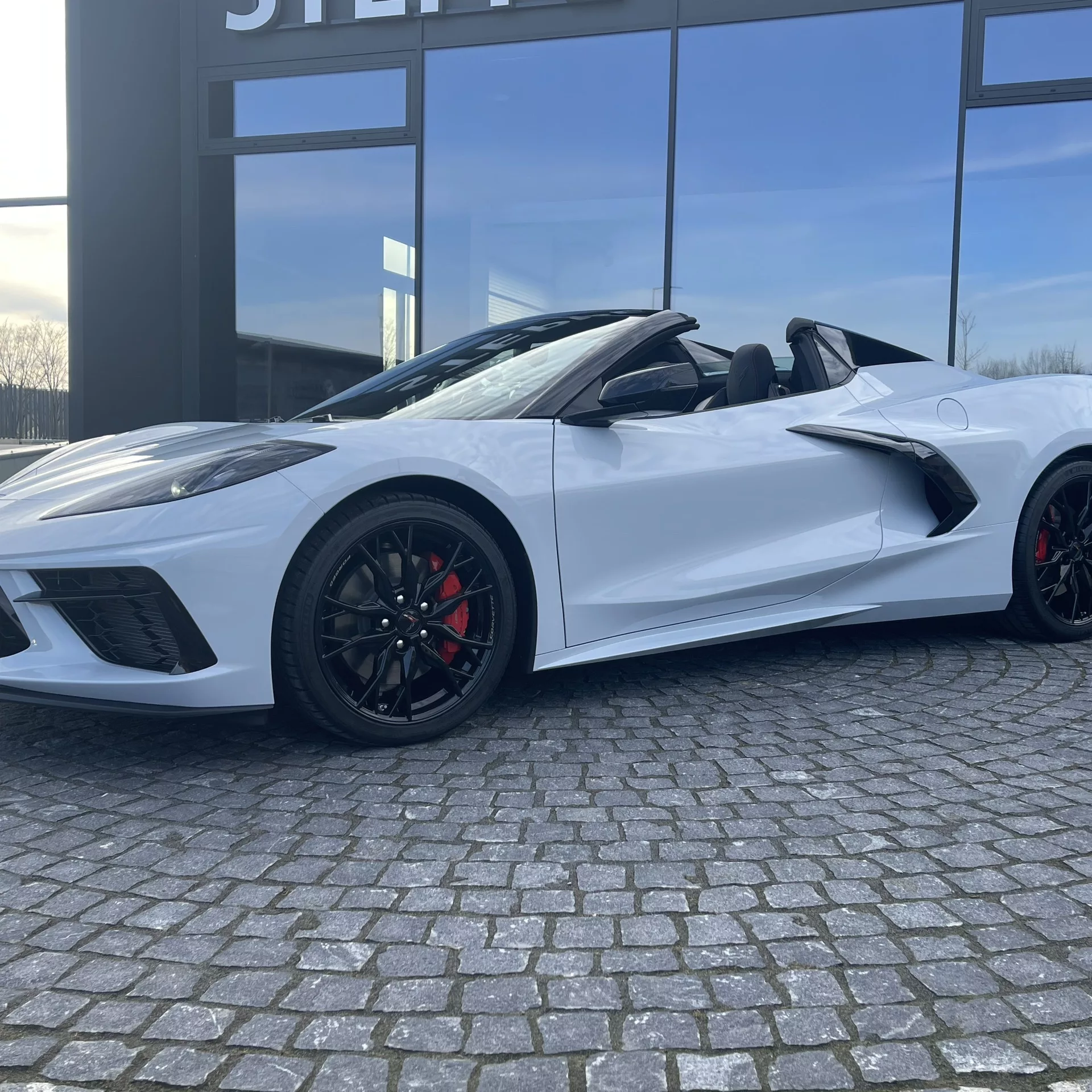 Corvette C8 Cabrio in Weiß von der Seite mieten