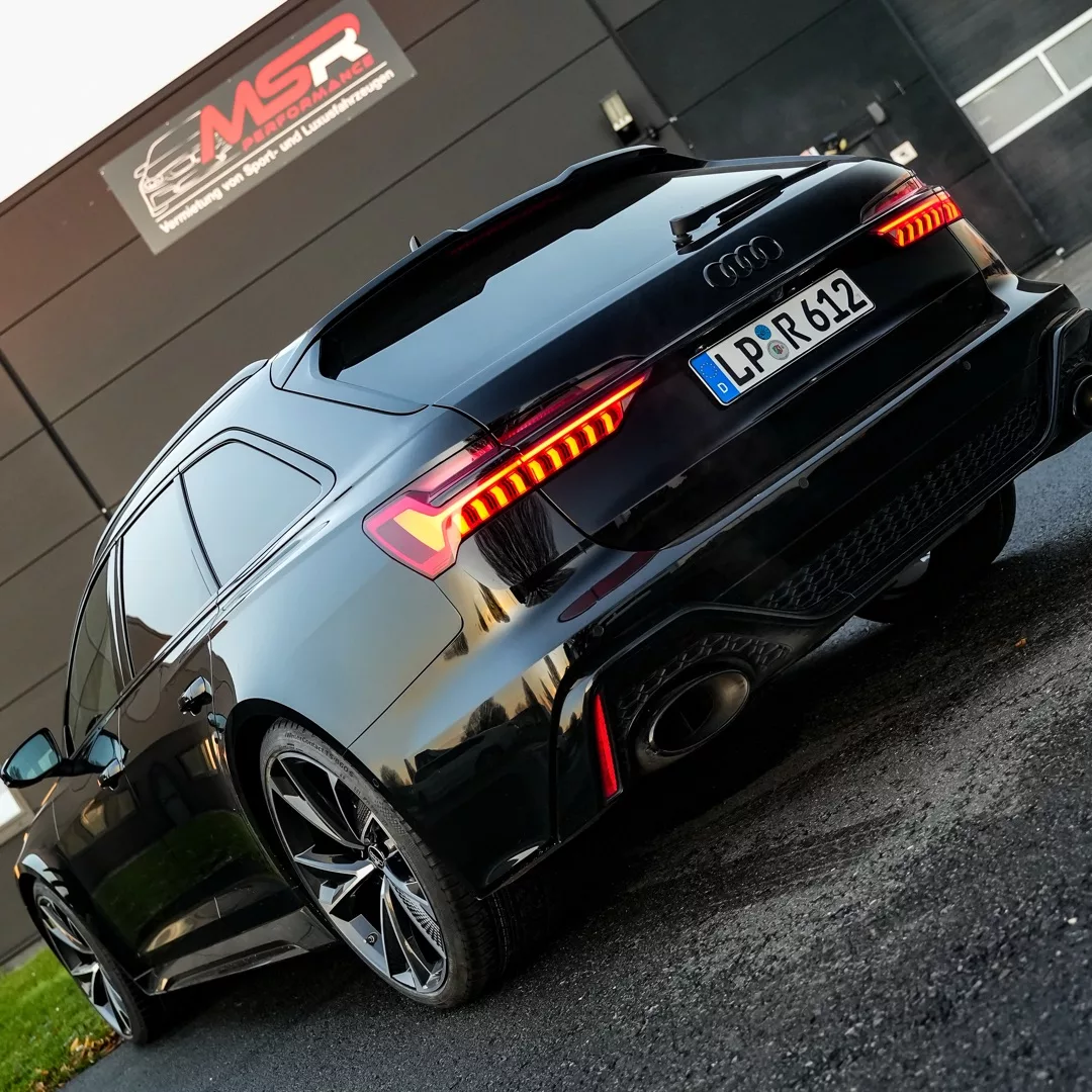 Audi RS6 C8 2024 in Schwarz von hinten mieten.