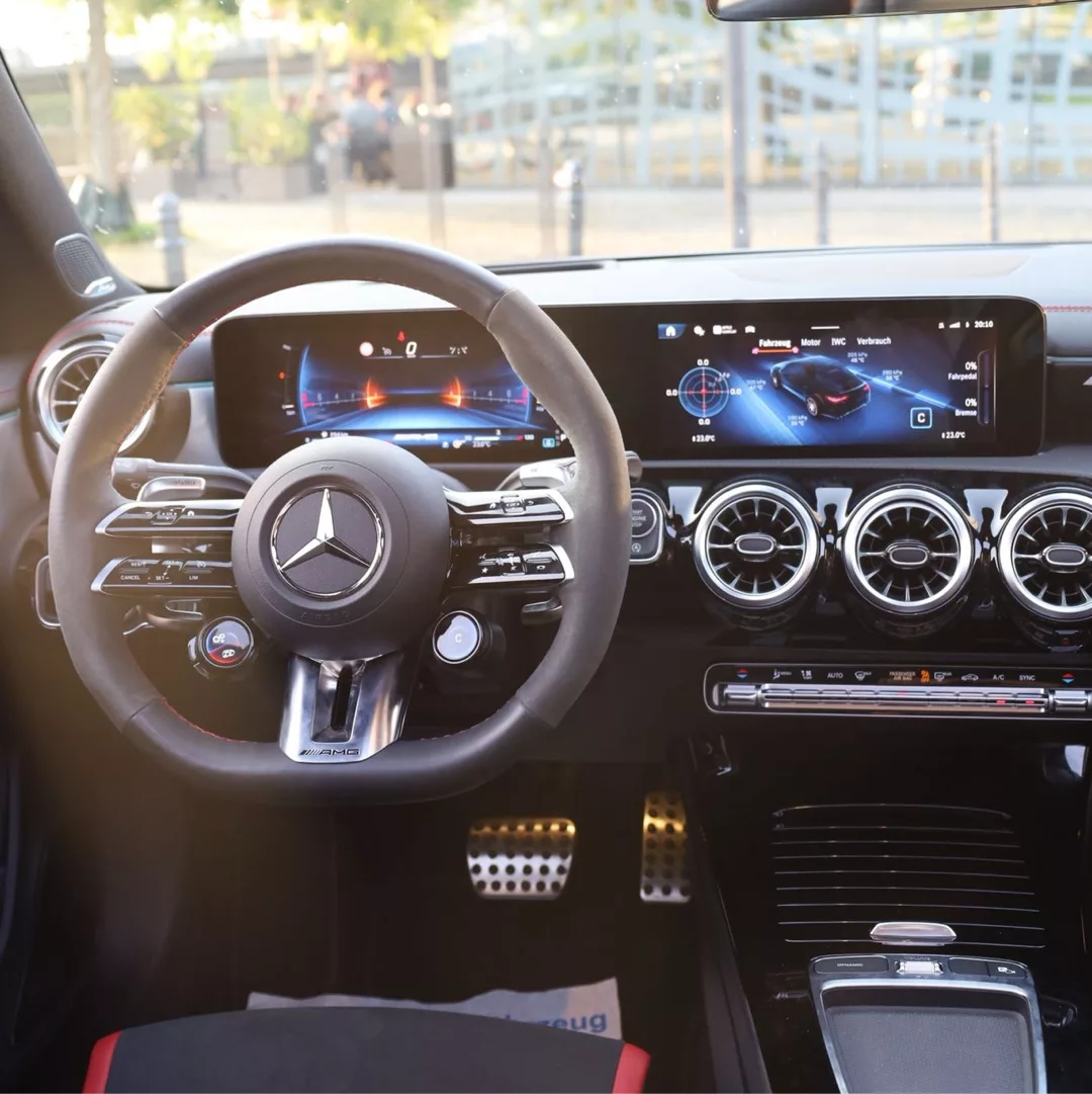 Innenansicht eines Mercedes AMG CLA45s 4M+ mit modernem Cockpit und Displays.