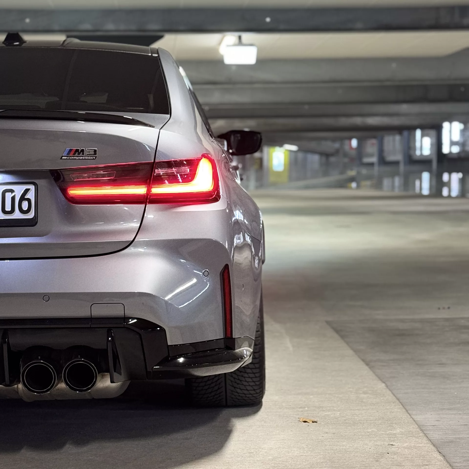 BMW M3 Competition XDrive in Silber von hinten mieten