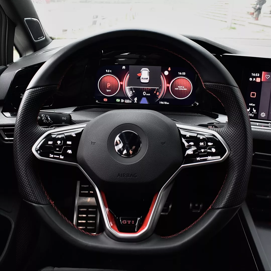 VW Golf 8 GTI Clubsport Lenkrad und Cockpit mieten