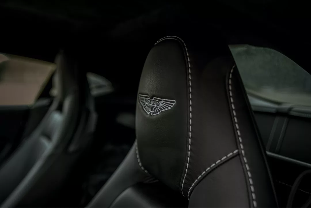 Aston Martin Vantage Innenraum mit Ledersitzen mieten
