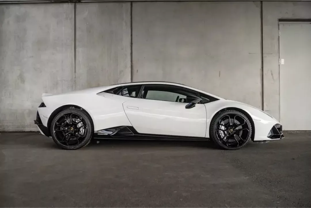 Weißer Lamborghini Huracán EVO in seitlicher Ansicht in einer Garage.