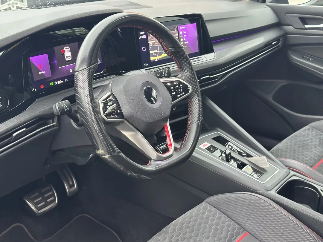 VW Golf GTI Clubsport Innenraum mit modernen Displays mieten