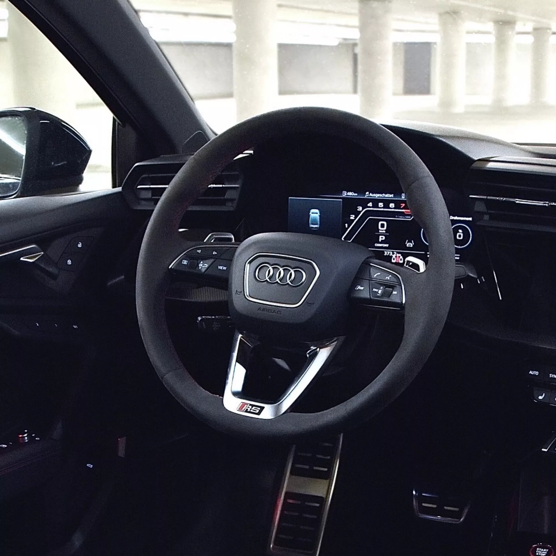 Audi RS3 Limousine Cockpitansicht mit Lenkrad und Display mieten