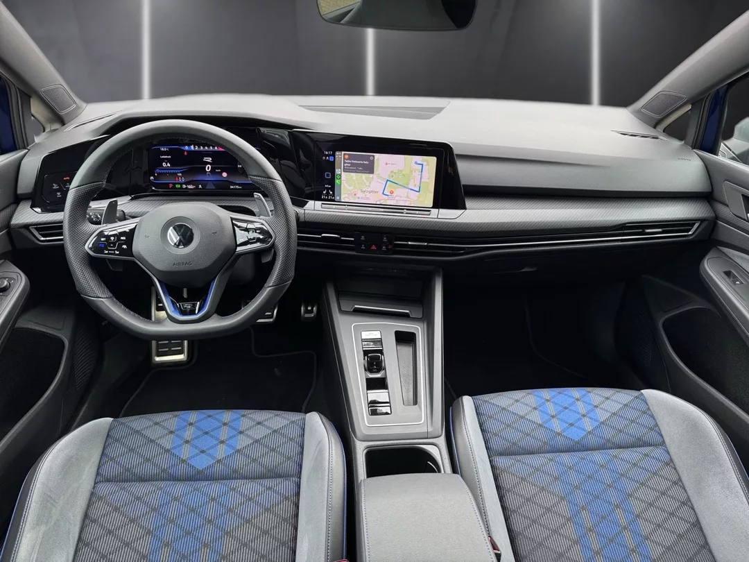 Golf 8 R Innenraum mit digitalem Cockpit mieten
