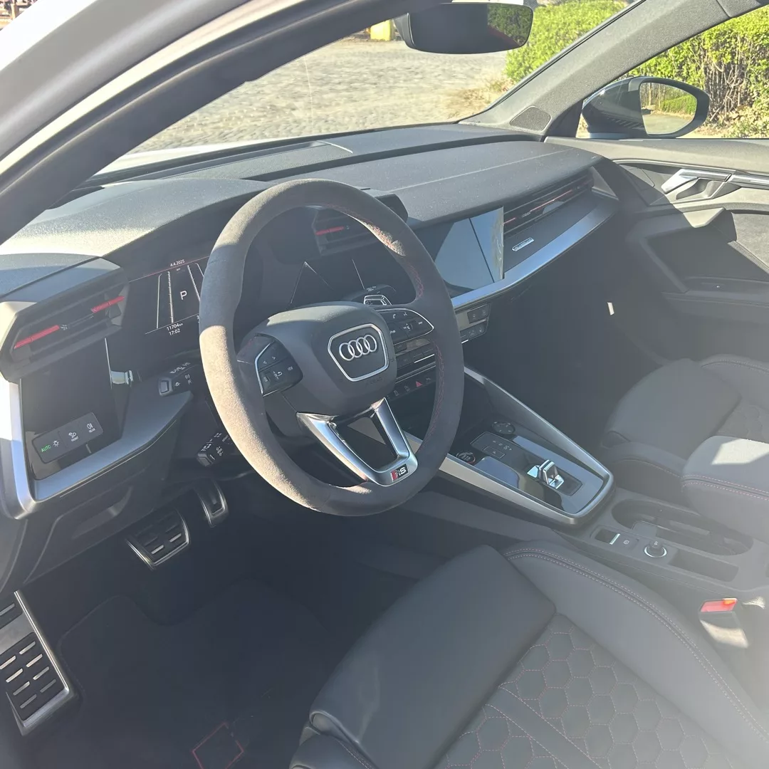 Audi RS3 Limousine Innenraum mit Sportlenkrad mieten