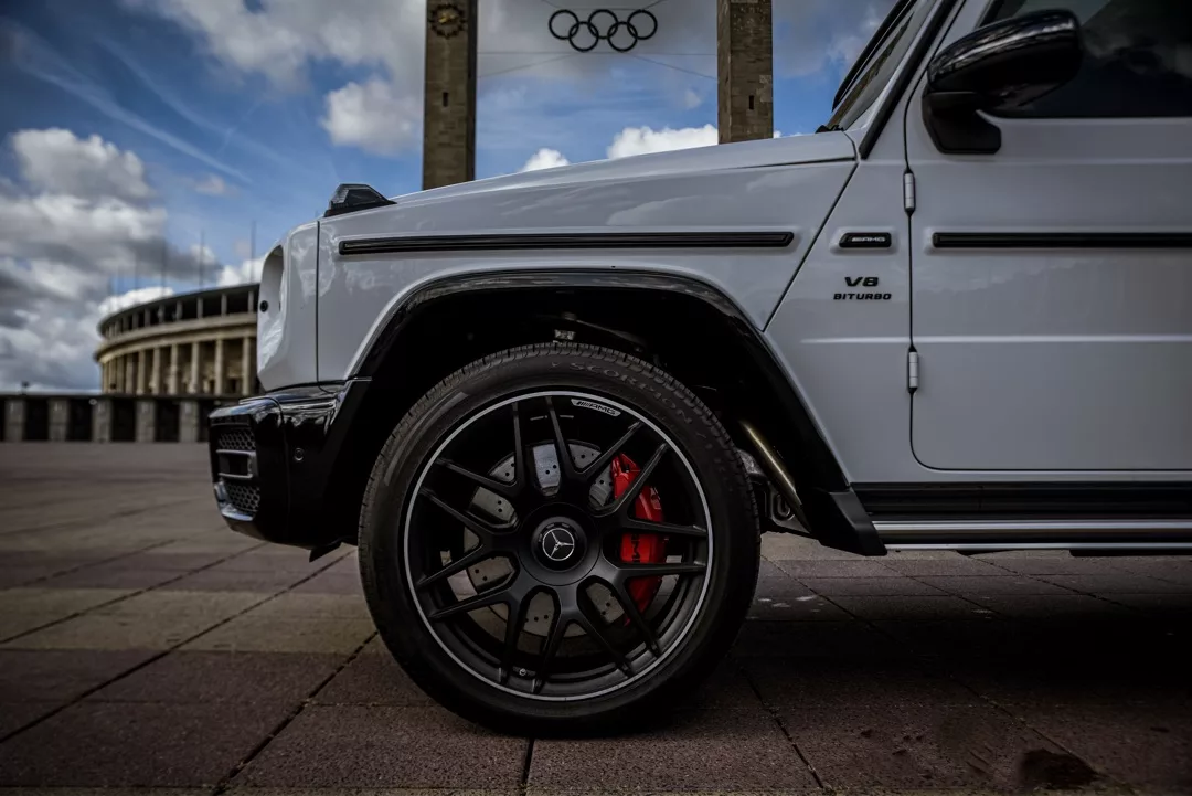 Mercedes-Benz G63 AMG 2024 in Weiß seitliche Detailansicht mieten