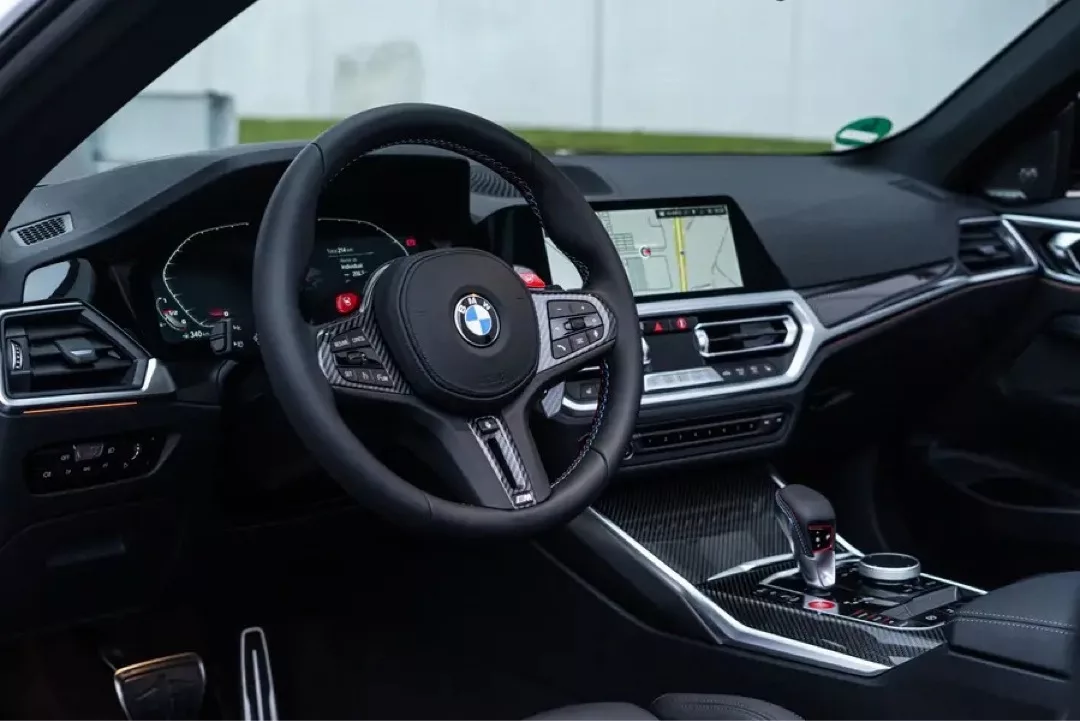 Innenraum des BMW M4 Cabrio mit modernem Cockpit und Lenkrad.