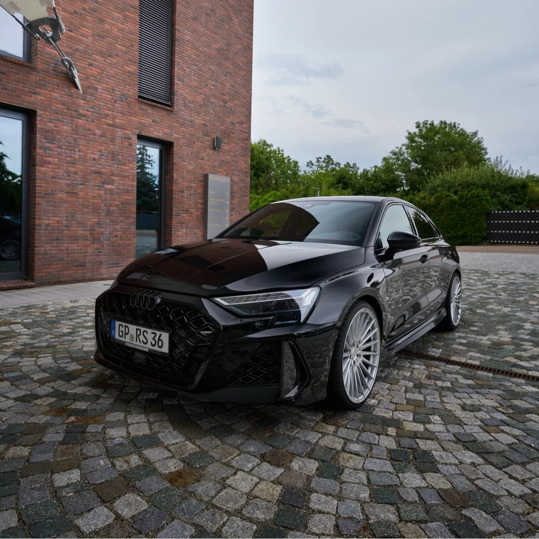 AUDI RS3 Limousine in Schwarz mieten - Frontansicht
