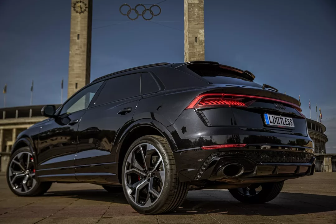 Audi RSQ8 Sportback in Schwarz von hinten mieten