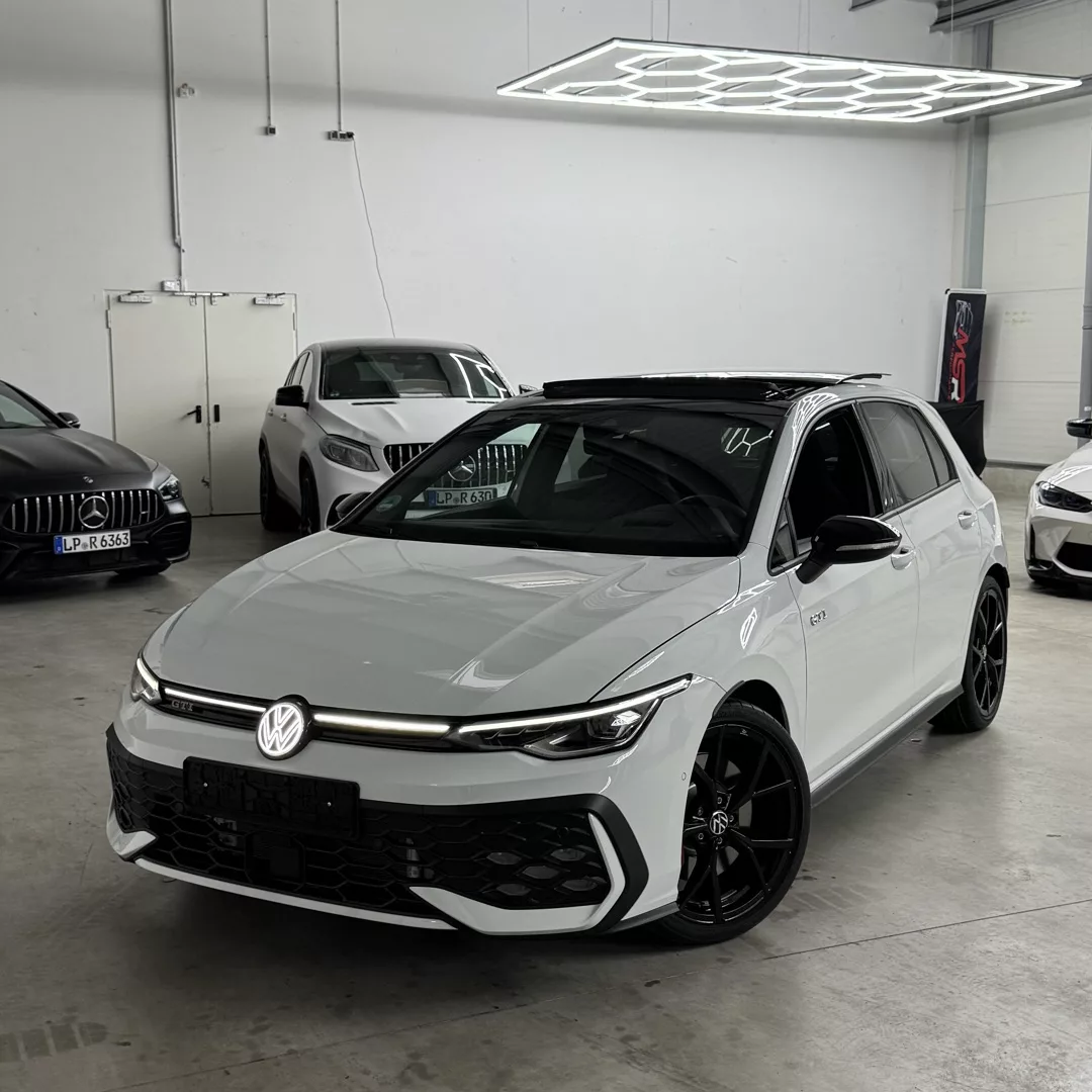 Golf 8 GTI Facelift in Weiß mieten - Frontansicht in Garage