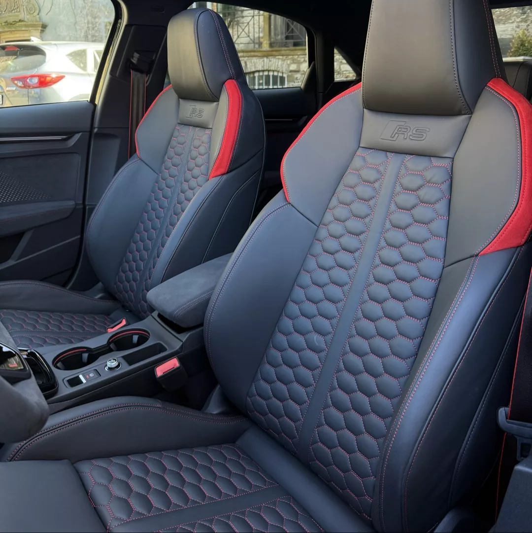 Audi RS3 Limousine Innenraum mit Sportledersitzen mieten