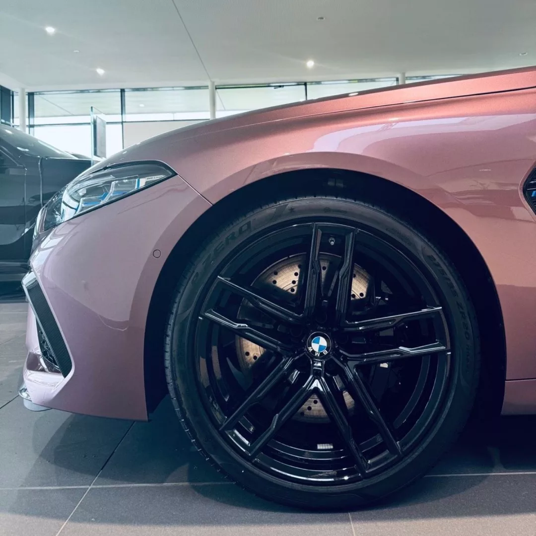 BMW M8 Competition Cabrio Rad in Pink mieten - Detailansicht Reifen und Felge.