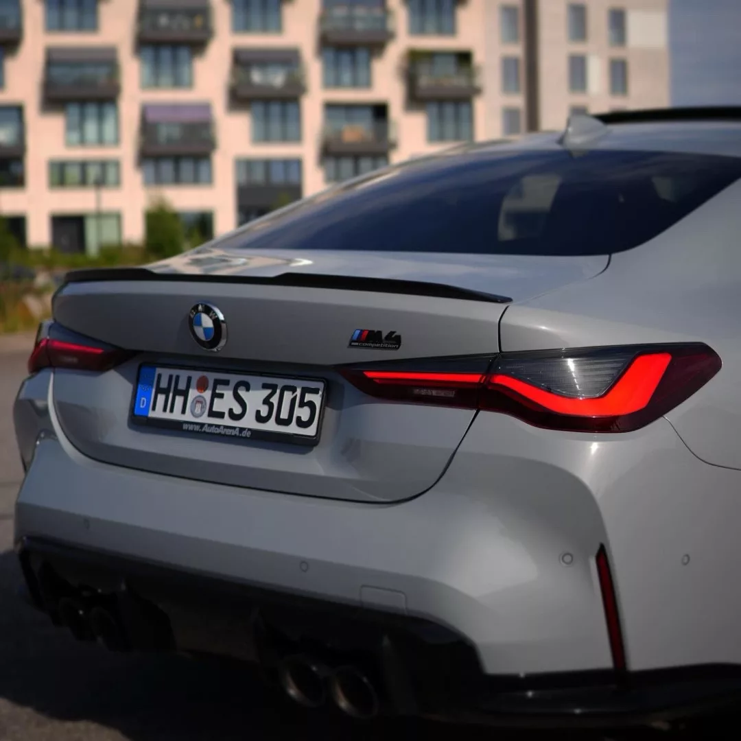 BMW M4 Competition Heckansicht in Grau mieten