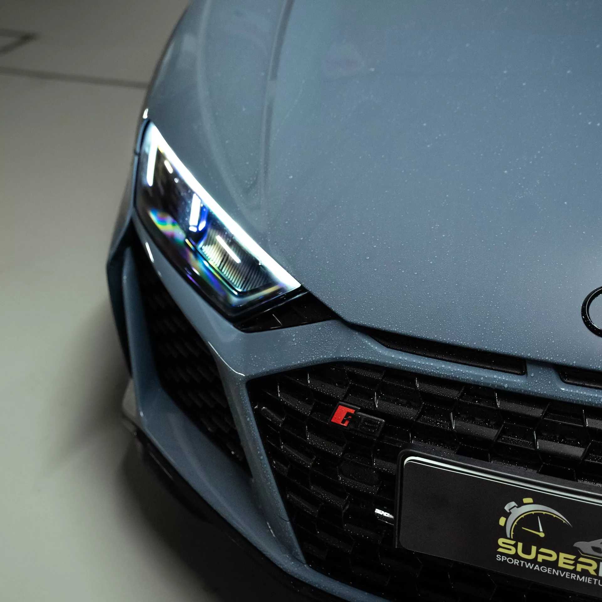 Audi R8 V10 Performance Coupe in Grau Frontdetail mieten