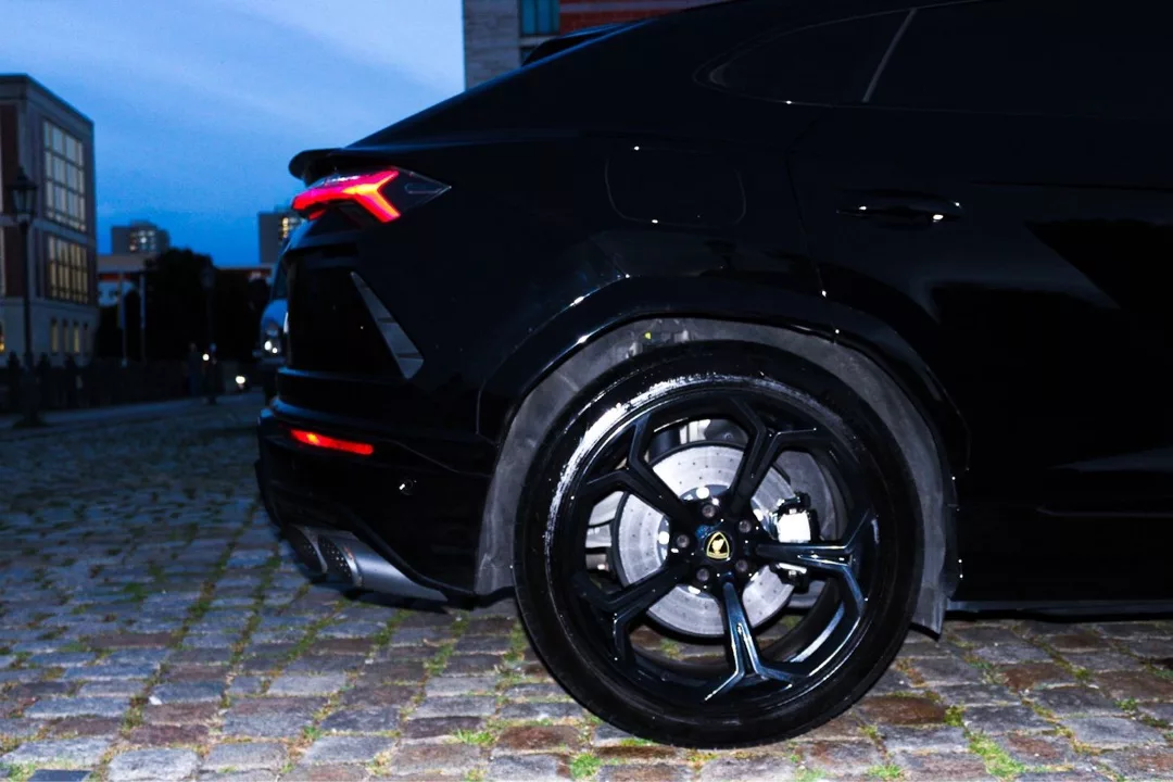 Lamborghini Urus V8 in Schwarz, Seitenansicht mit Felge, mieten.