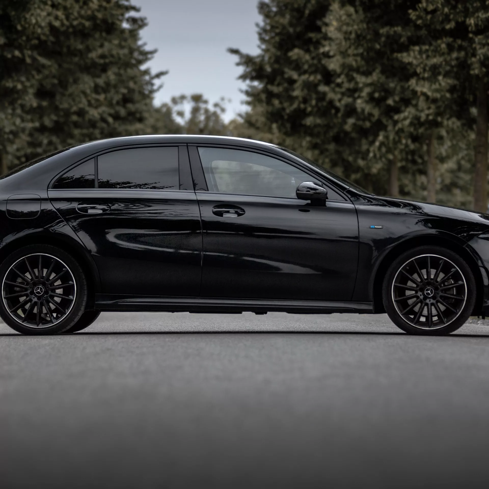 Mercedes-Benz A250e Edition in Schwarz von der Seite mieten