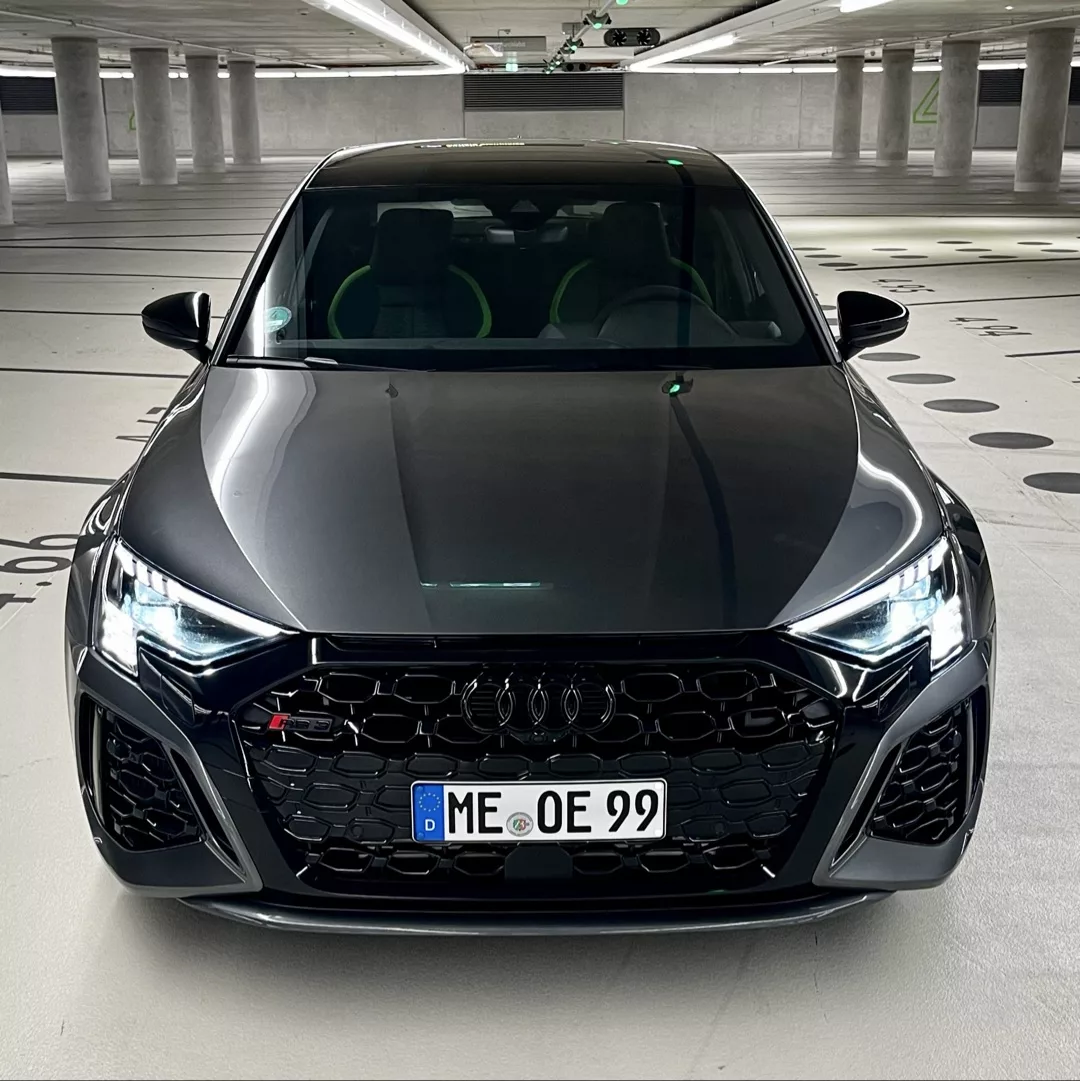 Audi RS3 in Schwarz mieten - Frontansicht in Tiefgarage
